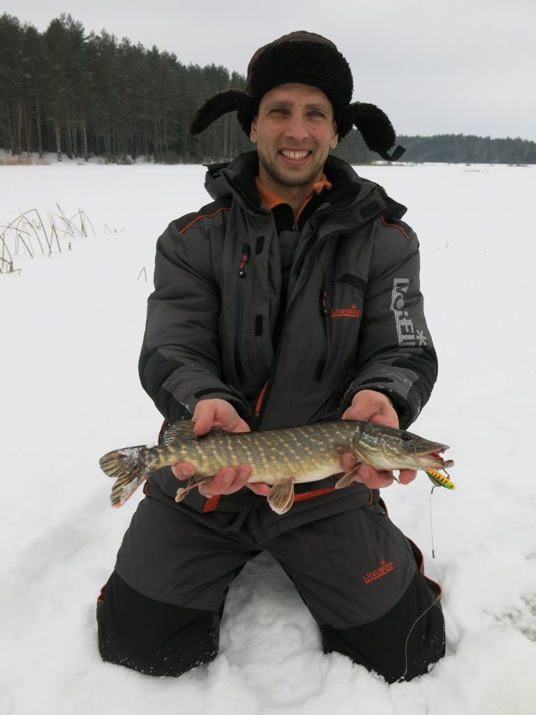 Щука с балансиром Lucky John Mebaru кислотной расцветки в пасти