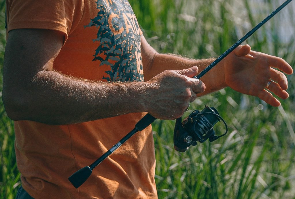 Спиннинговая катушка Lucky John Makora во время заброса