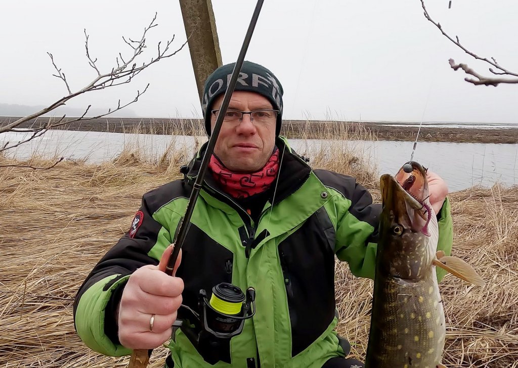 Валерий Сикиржицкий со щукой и снастью Валерий Сикиржицкий со щукой и снастью