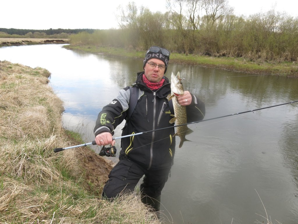 Валерий Сикиржицкий поймал щуку на реке