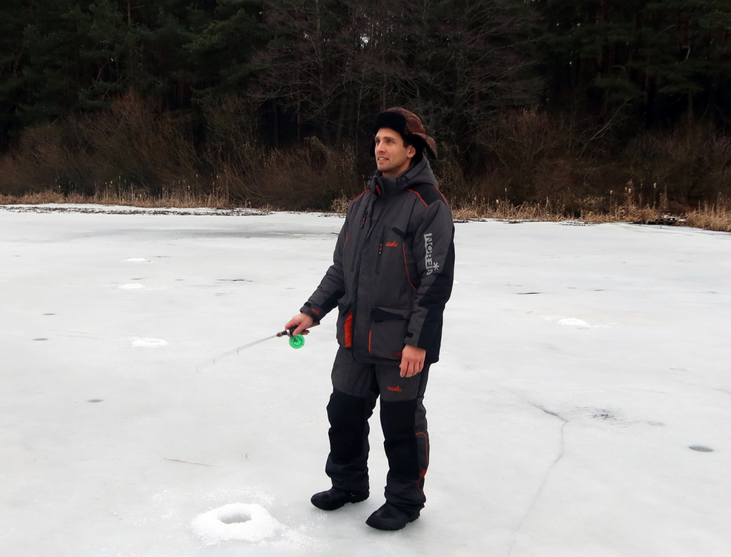 Рыбак ловит со льда на виб