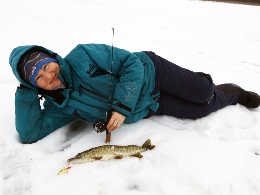 Рыбачка со щукой на льду