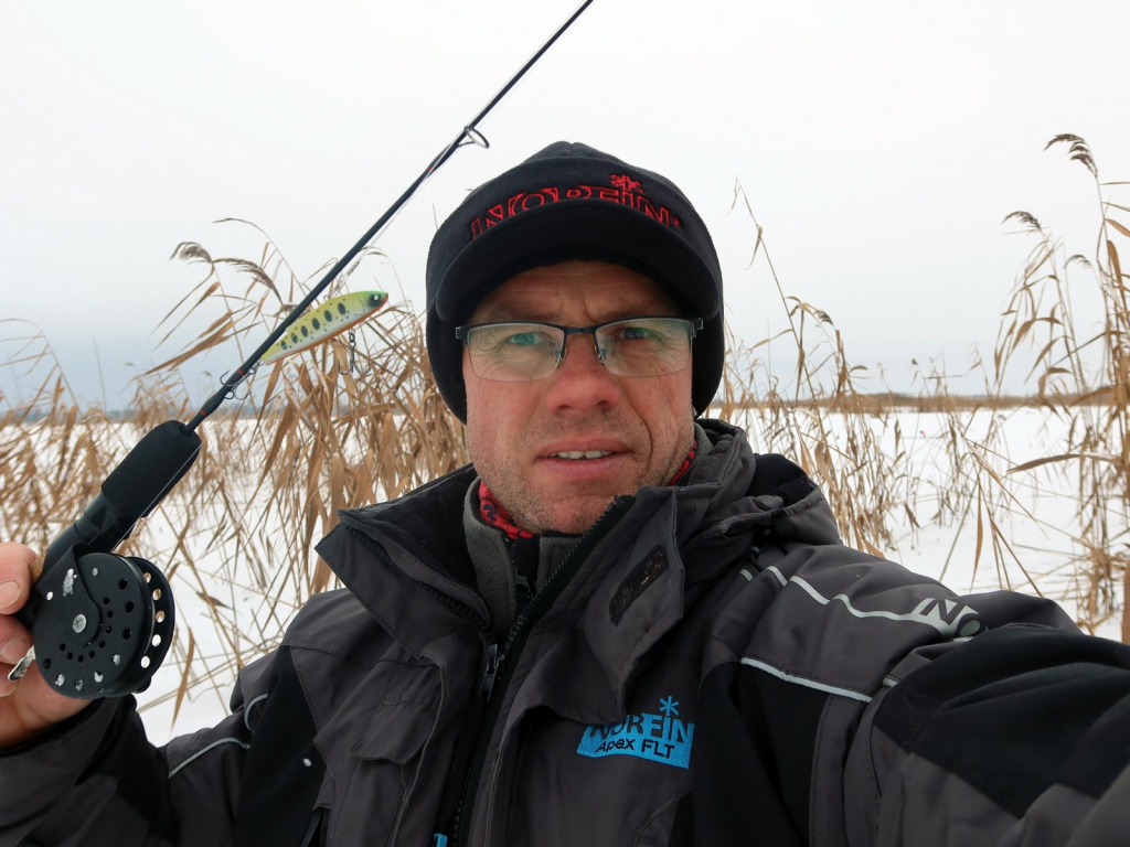 Валерий Сикиржицкий с удочкой Lucky John C-Tech Pike 60 с катушкой Salmo Ice и вибом Lucky John VIB 68S