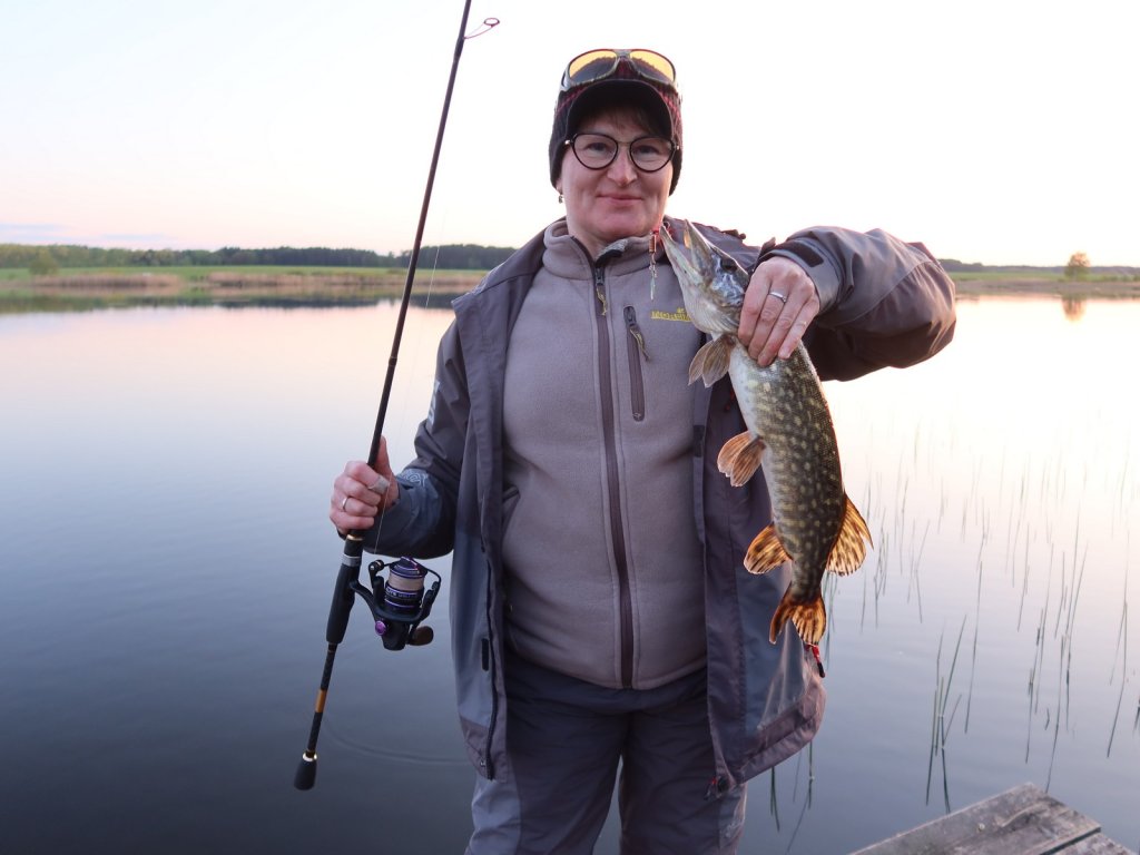 Рыбачка поймала щуку с берега