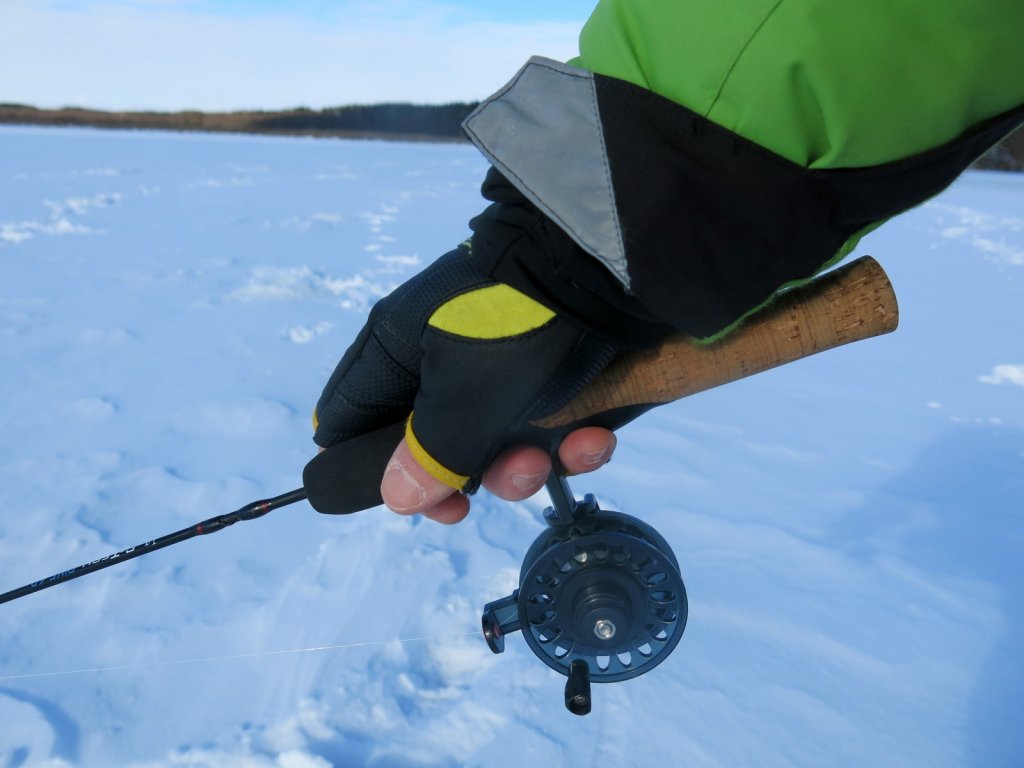 Момент ловли зимней снастью