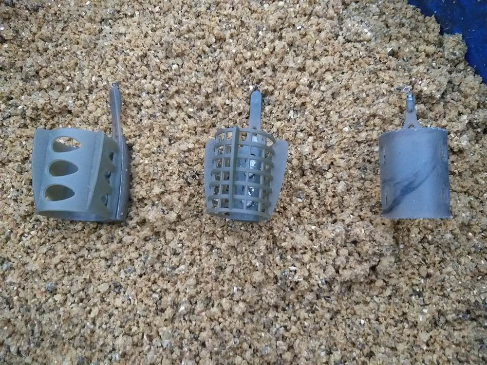 Три пластиковые кормушки Три пластиковые кормушки