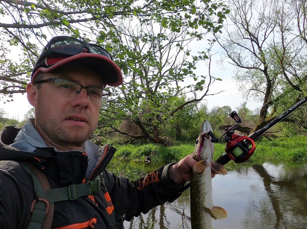 Валерий Сикиржицкий поймал щуку кастингом на реке