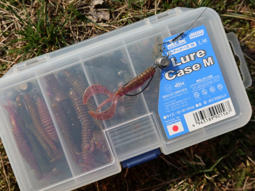 Коробка с приманками и силиконовый рачок