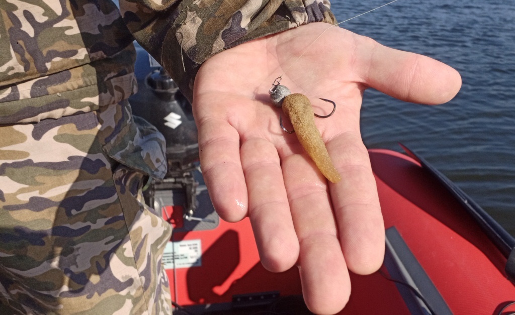 Поролонка в руке рыбака Поролонка в руке рыбака