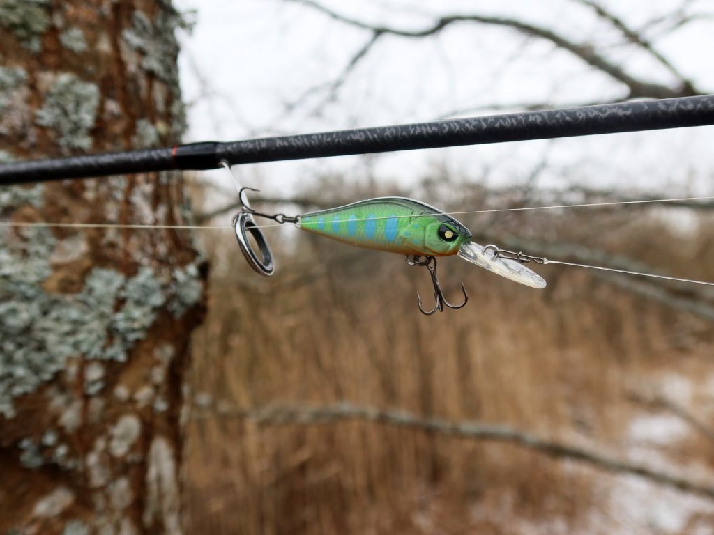 Небольшой воблер Lucky John Basara яркой раскраски