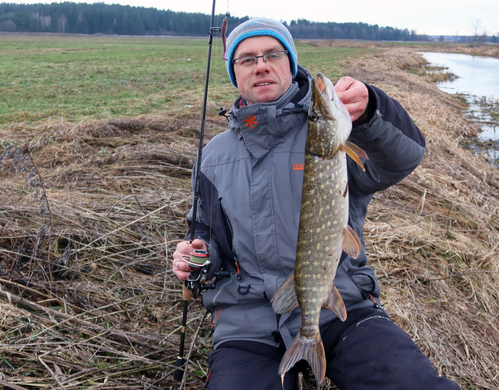 На берегу небольшой речки со щукой