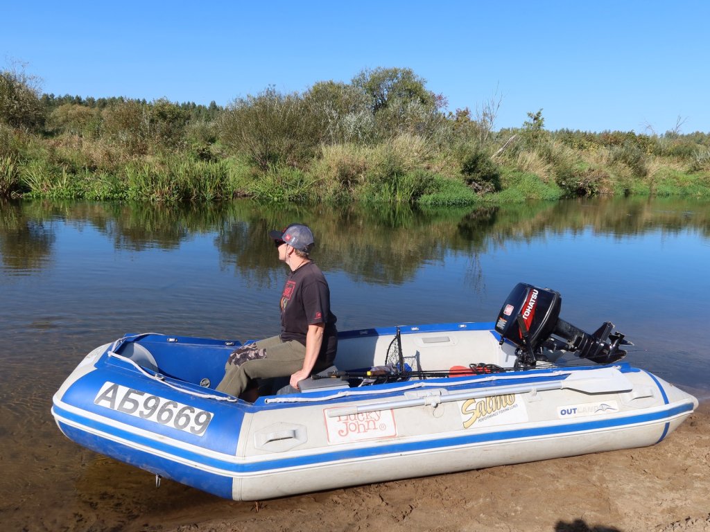 Лодка с рыбачкой на реке