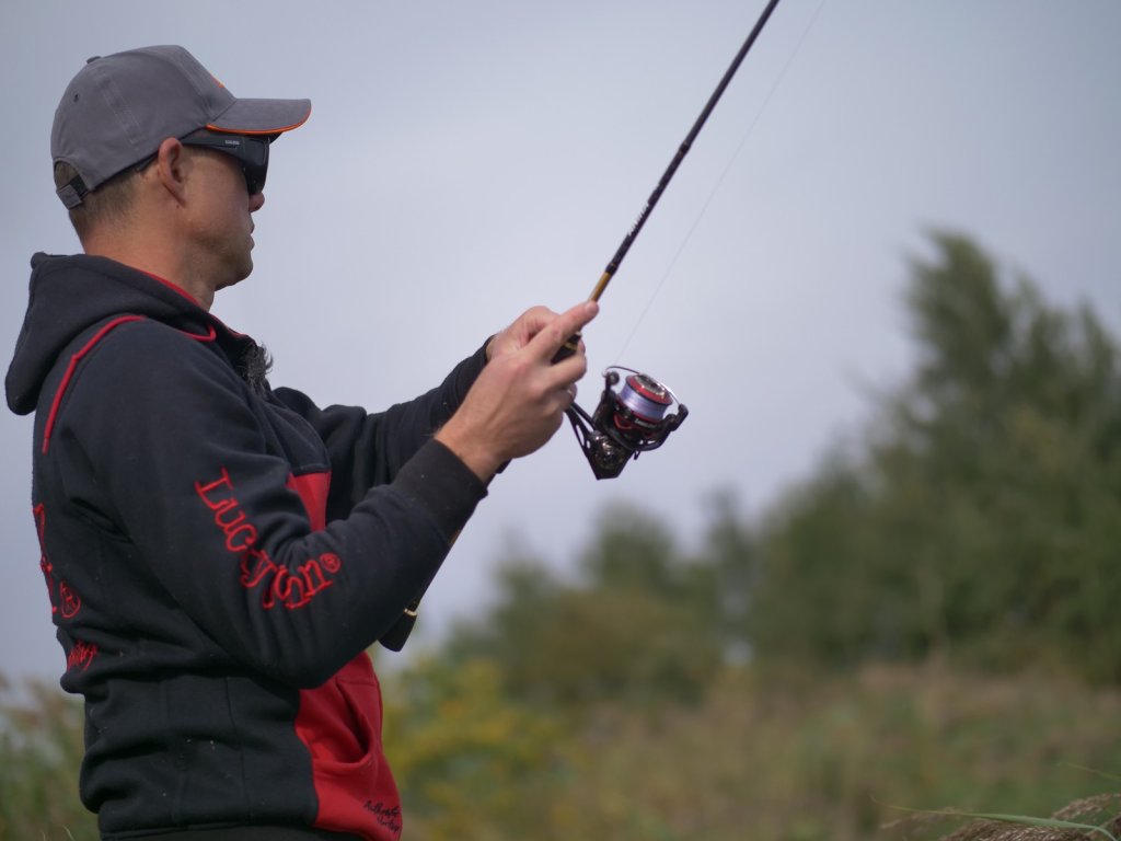 Спиннингист делает подсечку