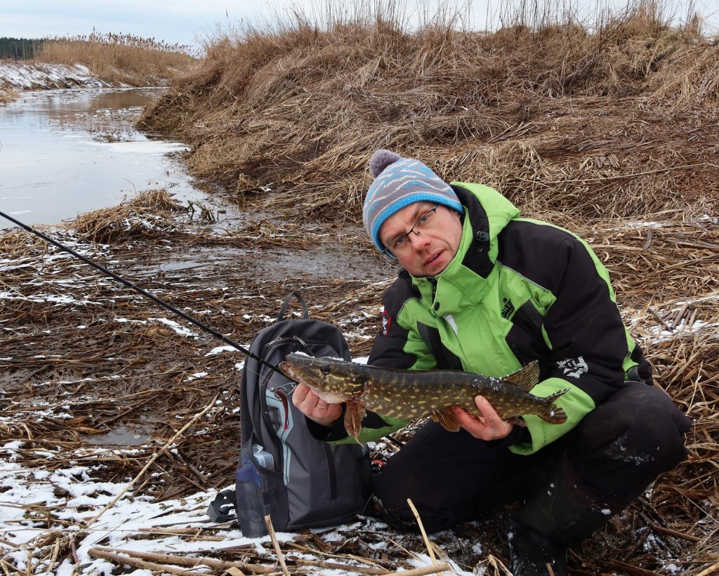 Валерий Сикиржицкий со щукой на зимней реке
