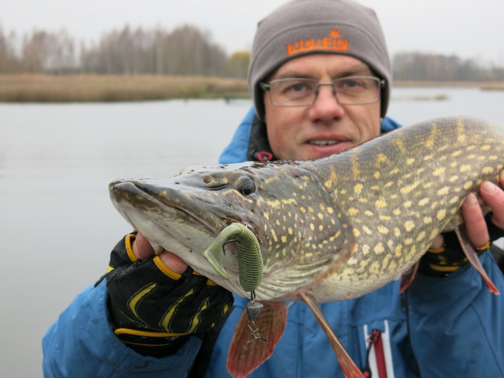 Хорошая щука клюнула у Валерия Сикиржицкого на резину