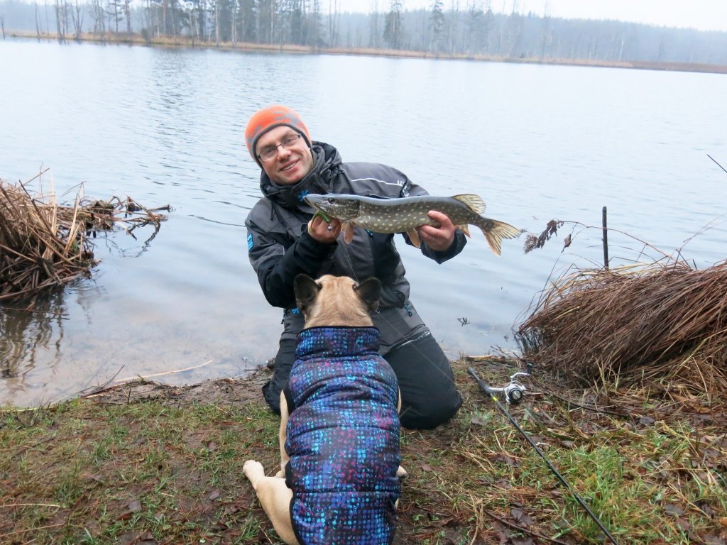 Довольный рыболов со щукой и собакой