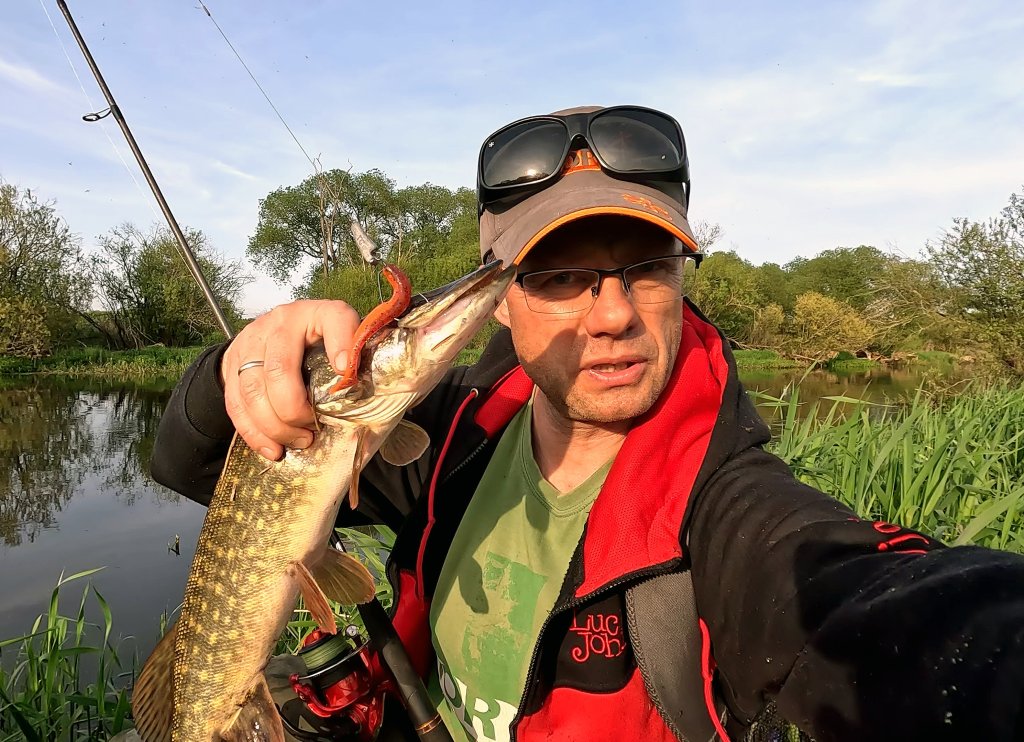 Валерий Сикиржицкий с пойманной на резину речной щукой Валерий Сикиржицкий с пойманной на резину речной щукой