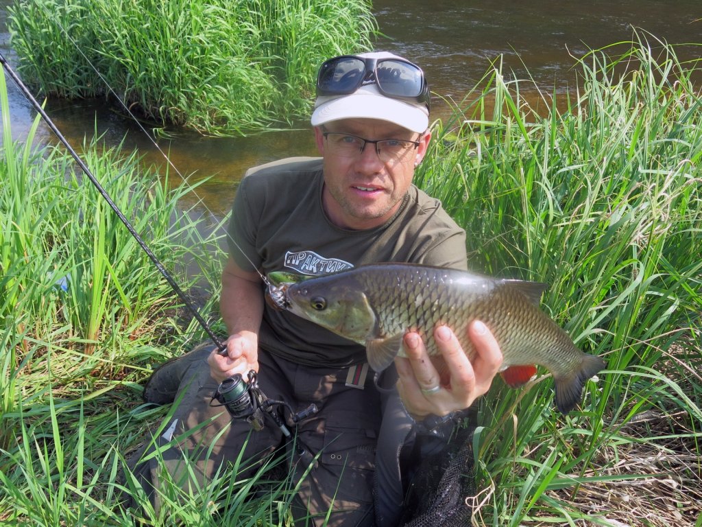 Валерий Сикиржицкий позирует с голавлём, пойманным на воблер