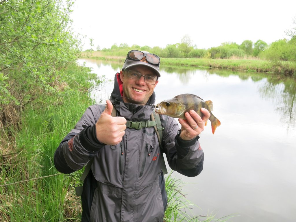 Валерий Сикиржицкий с хорошим окунем на реке
