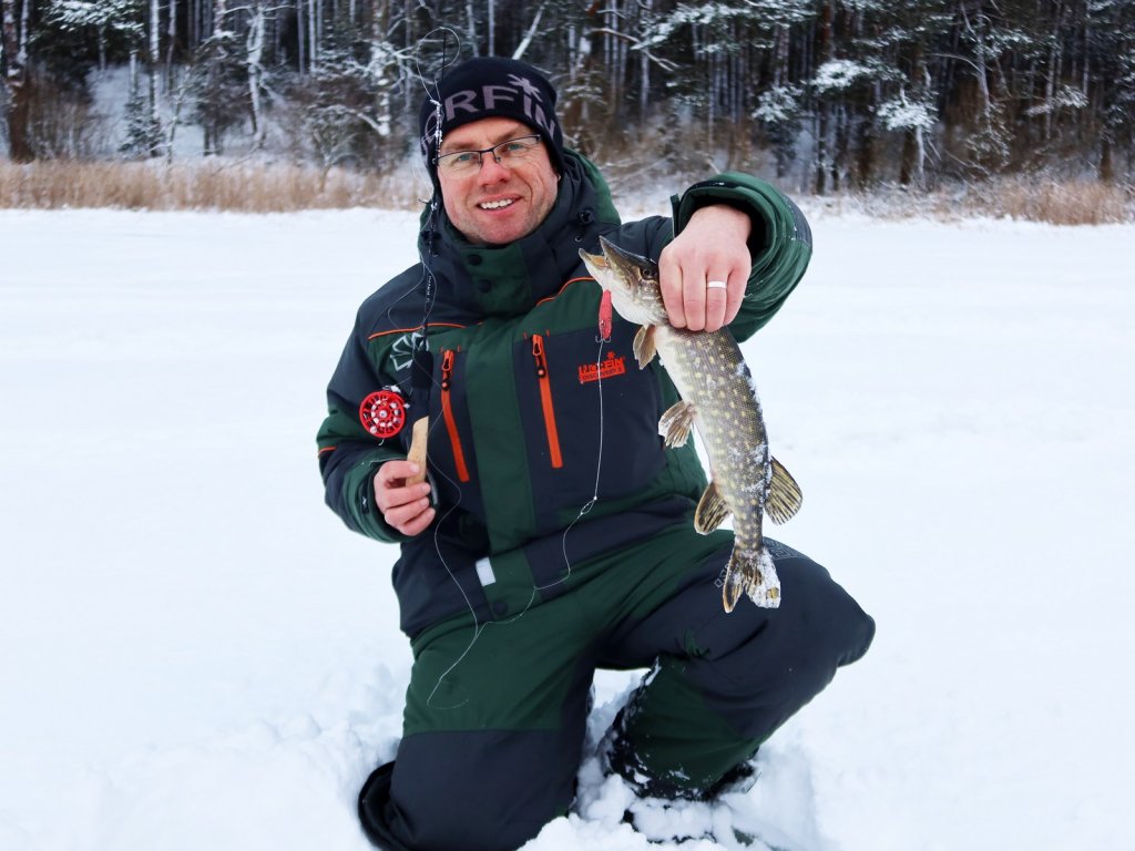 Валерий Сикиржицкий со щукой и балансирной удочкой