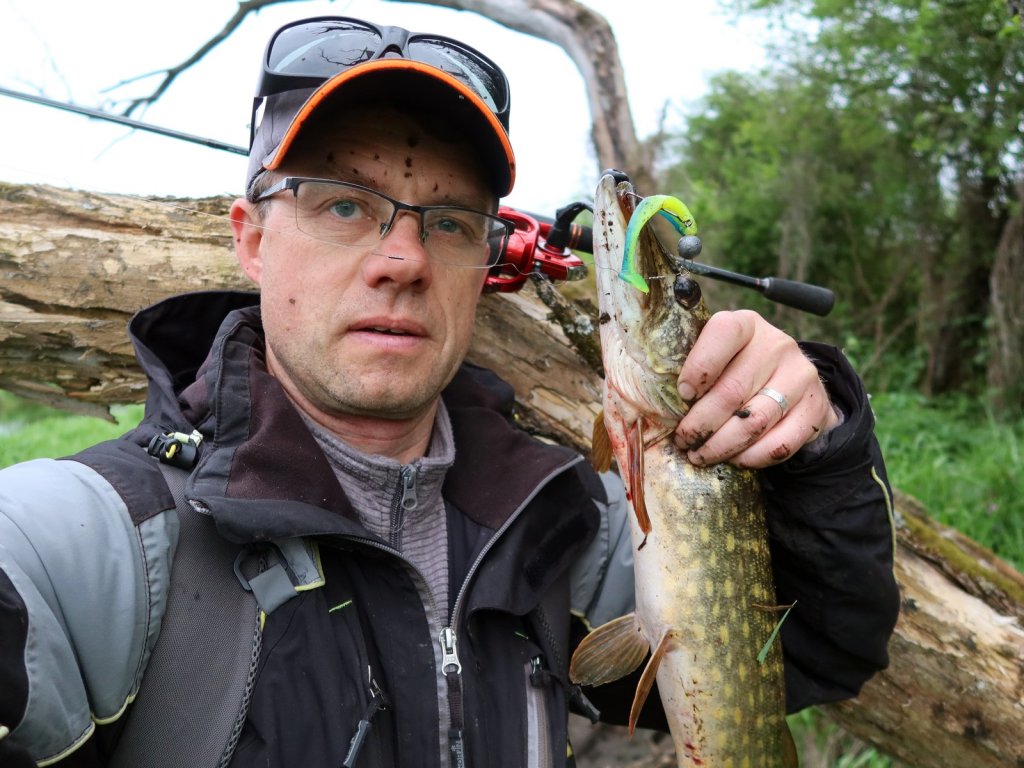 Валерий Сикиржицкий со щукой весной