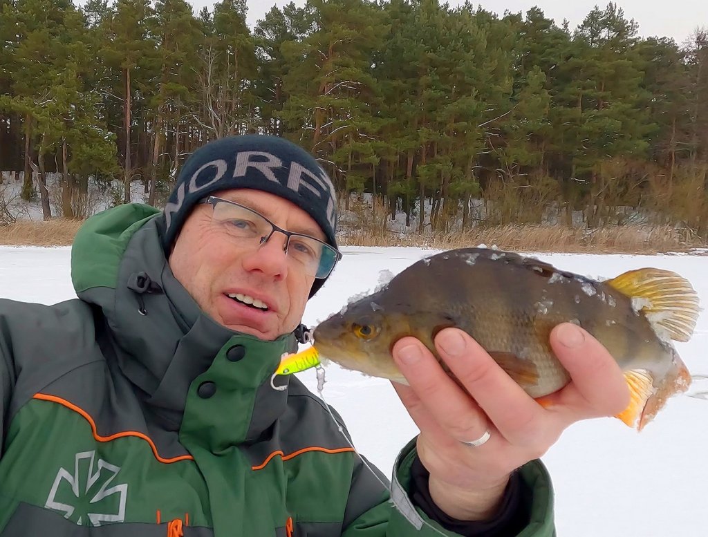 Валерий Сикиржицкий держит окуня с балансиром Валерий Сикиржицкий держит окуня с балансиром