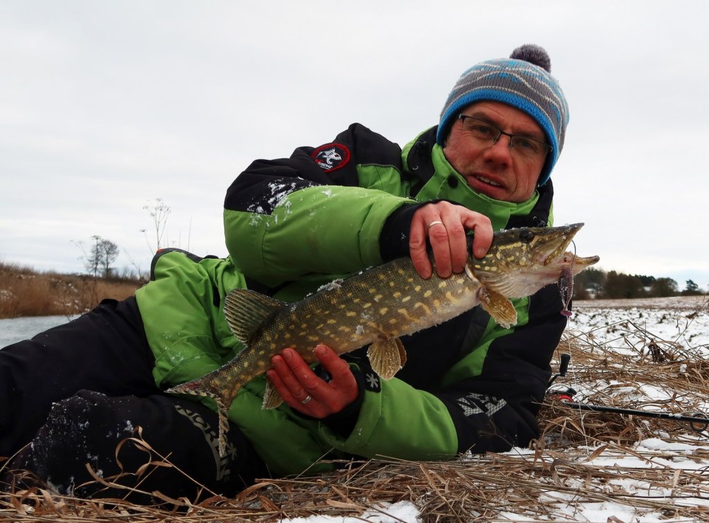 Валерий Сикиржицкий ловит щуку зимой