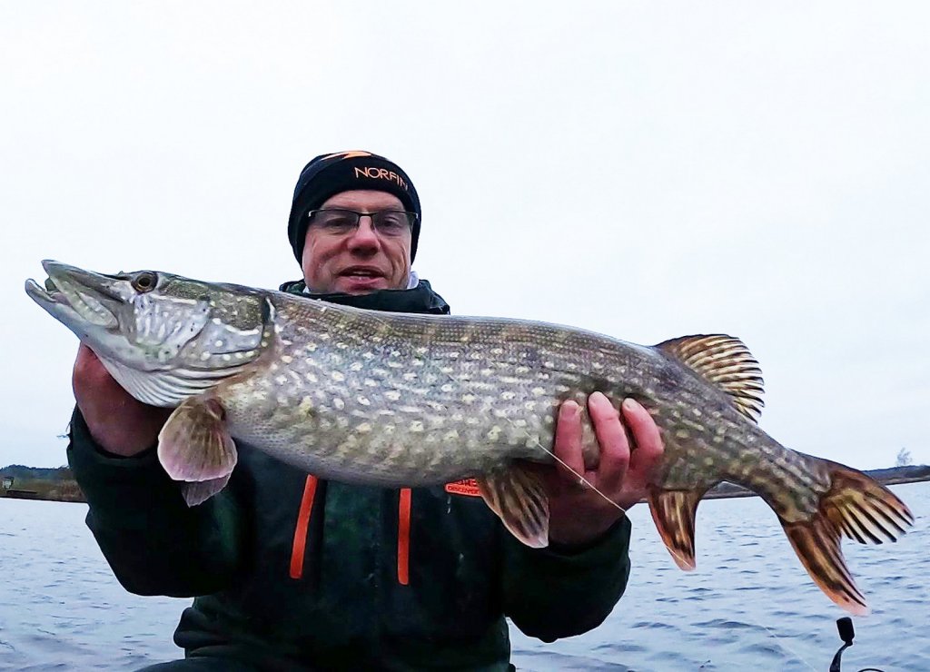 valeriy_sikirzhitskiy_poymal_krupnuju_schuku.jpg valeriy_sikirzhitskiy_poymal_krupnuju_schuku.jpg