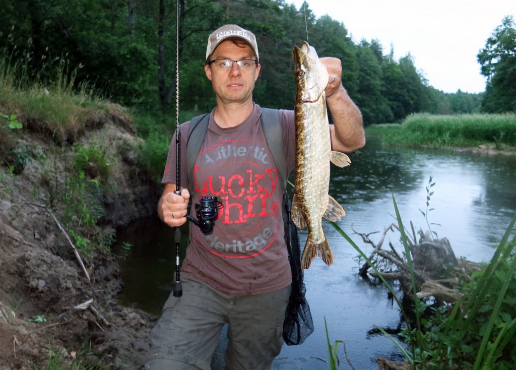 Валерий Сикиржицкий со щукой на реке