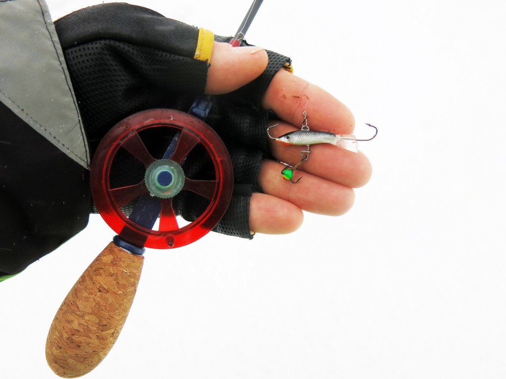 Небольшой балансир с удочкой в руке