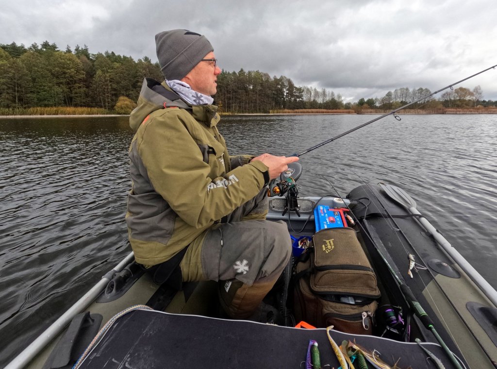 Спиннингист ловит с лодки