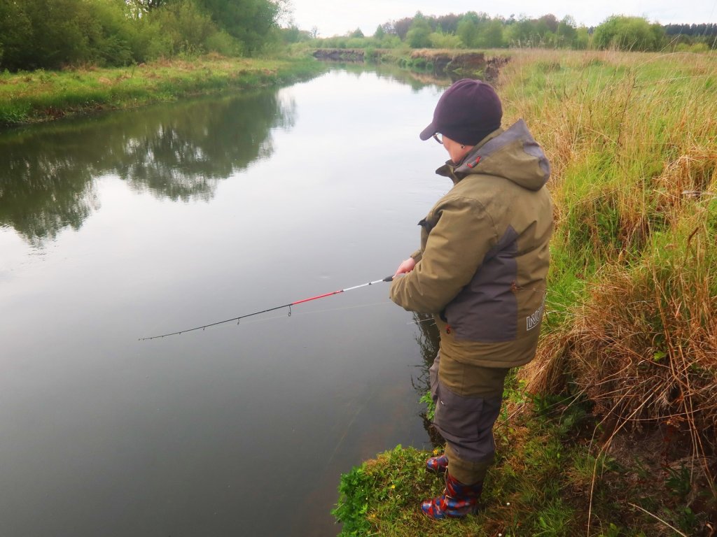 Рыбачка делает проводку спиннингом на реке