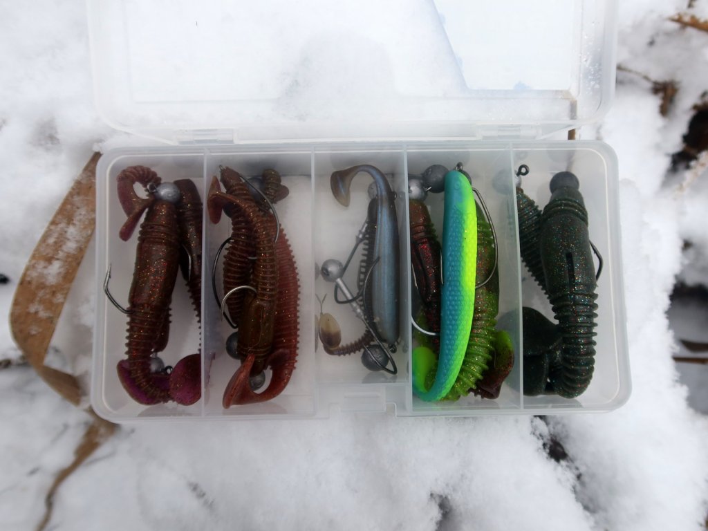 Мягкие приманки в коробке на снегу