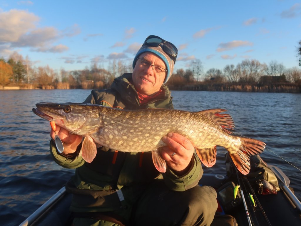 Валерий Сикиржицкий со щукой в лодке