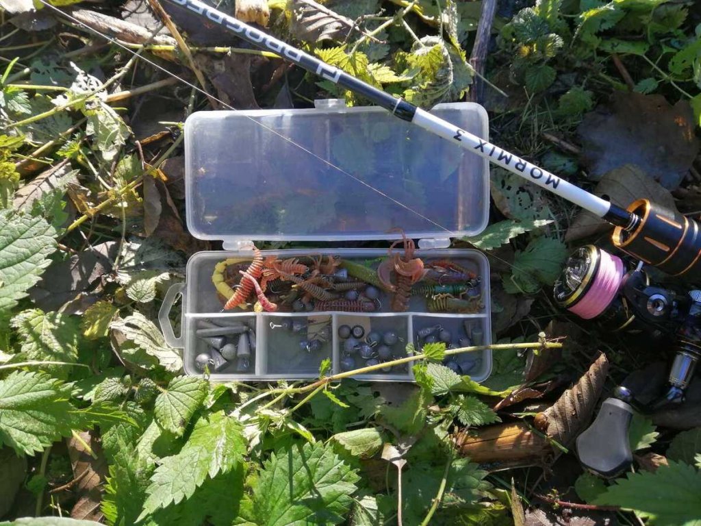 Коробочка с приманками, лежащая на траве