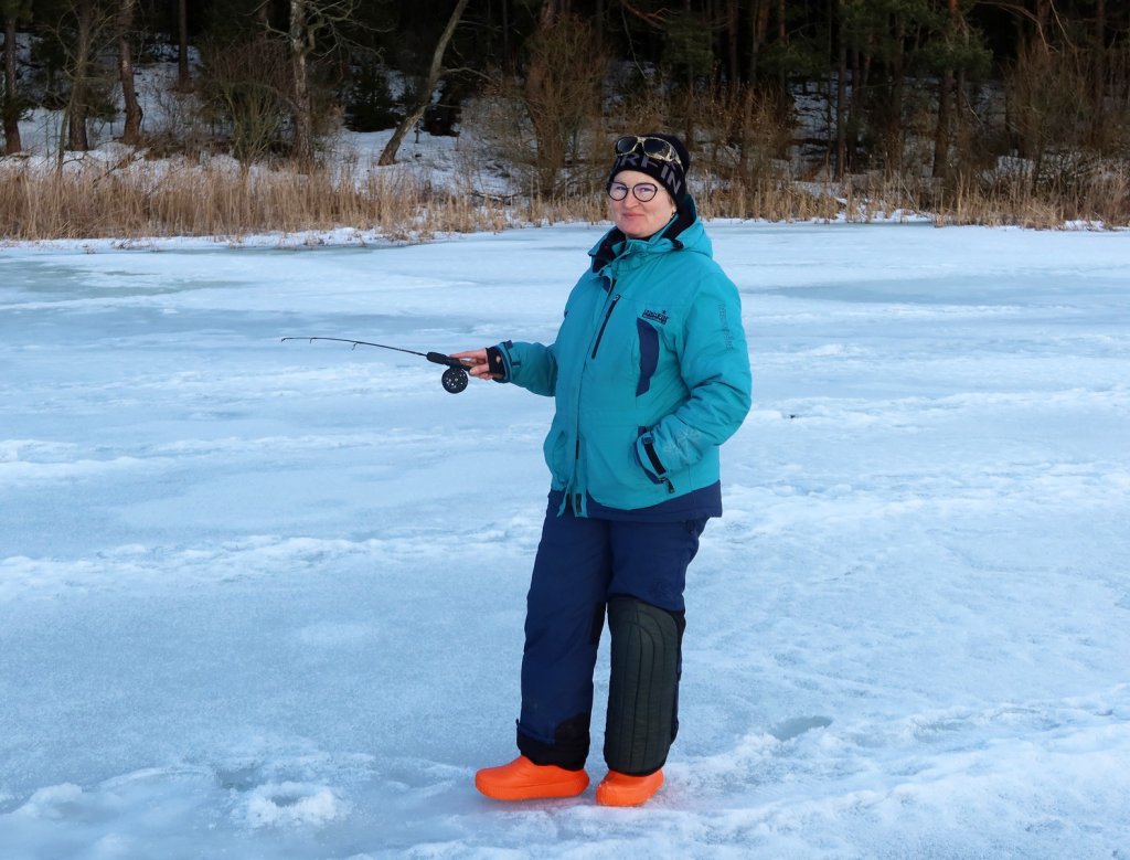 Рыбачка ловит со льда