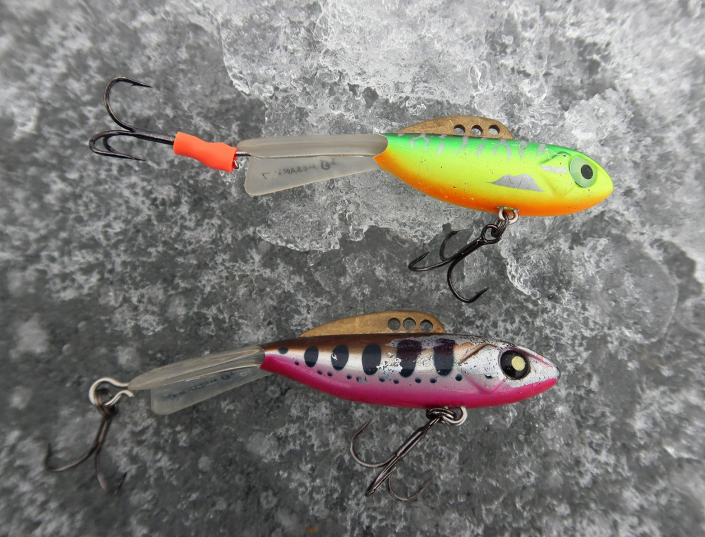 Балансир Lucky John Mebaru с кембриком на заднем крючке