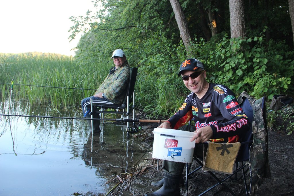 Фидеристы на берегу озера