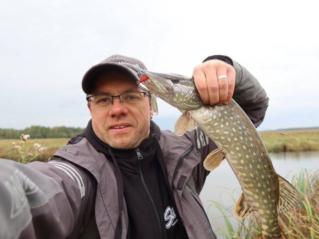 Валерий Сикиржицкий со щукой на осеннем канале