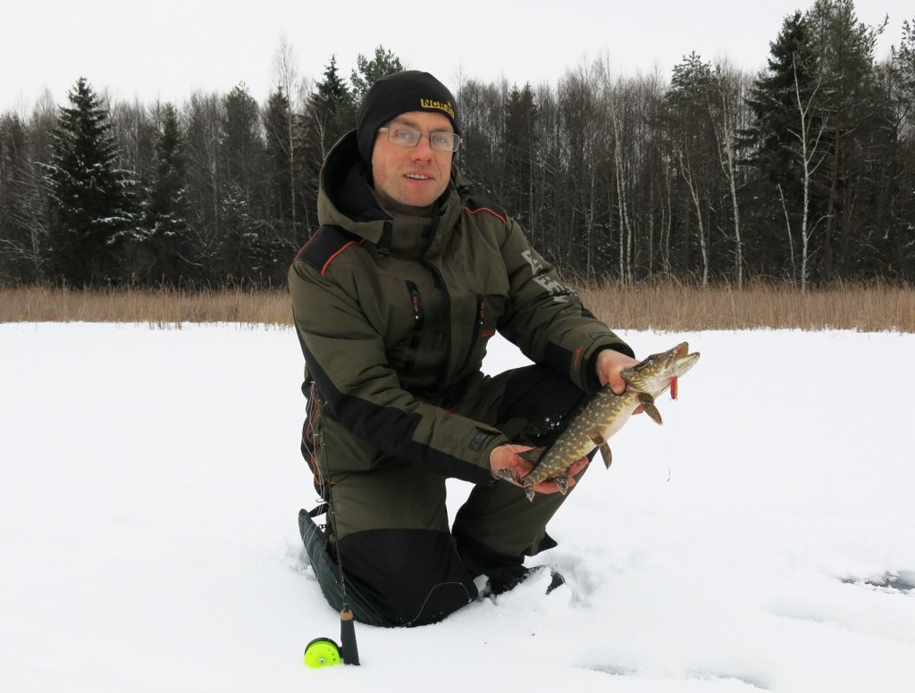 Валерий Сикиржицкий зимой со щукой Валерий Сикиржицкий зимой со щукой
