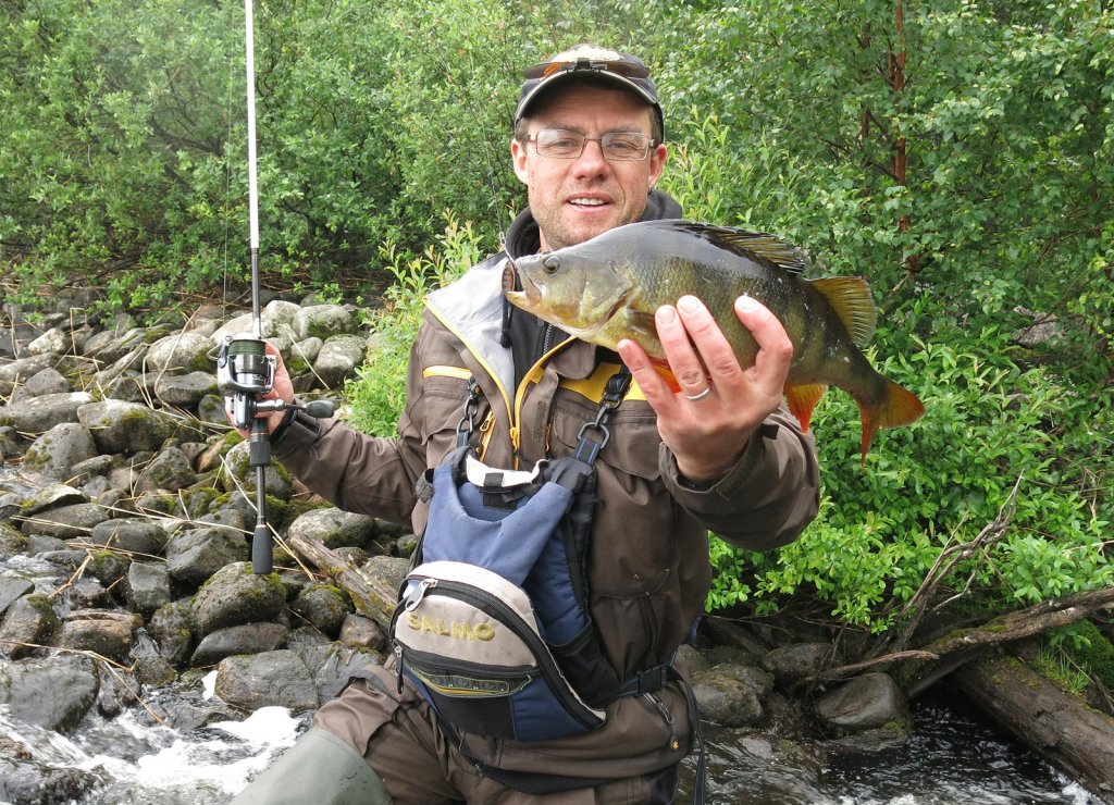 Валерий Сикиржицкий в Карелии с крупным окунем Валерий Сикиржицкий в Карелии с крупным окунем