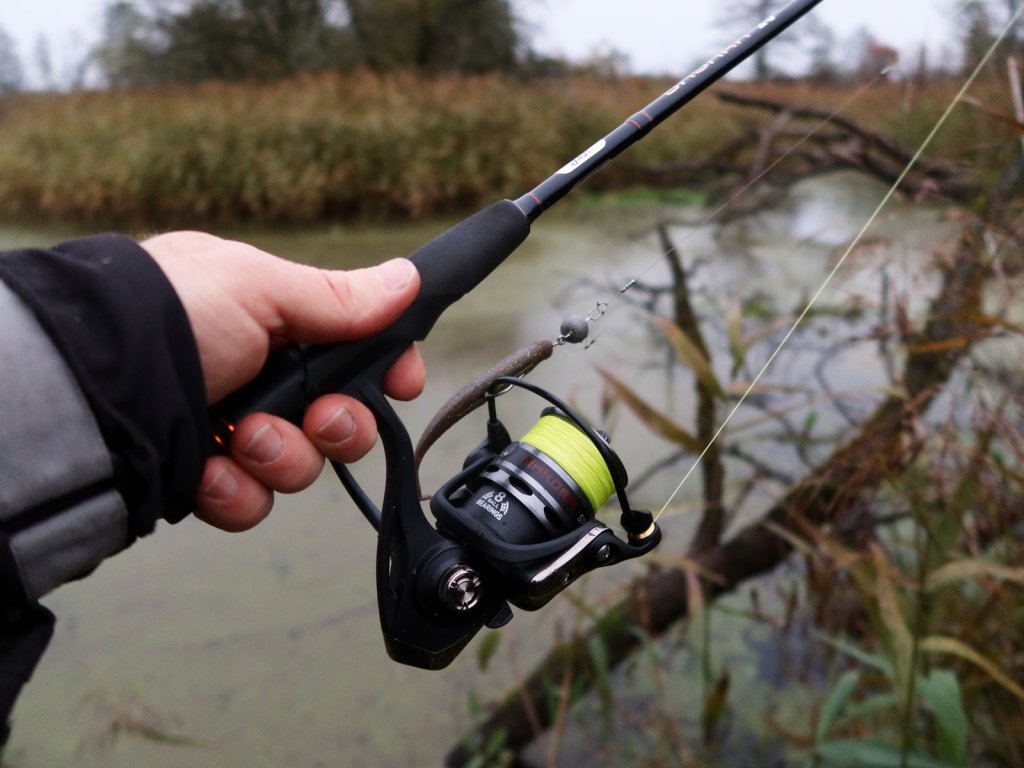 Катушка Lucky John Makora со спиннингом и приманкой