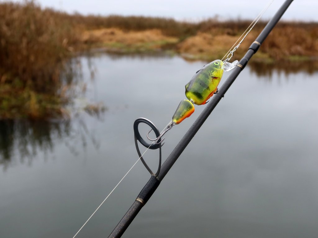 Составной воблер на фоне лодки