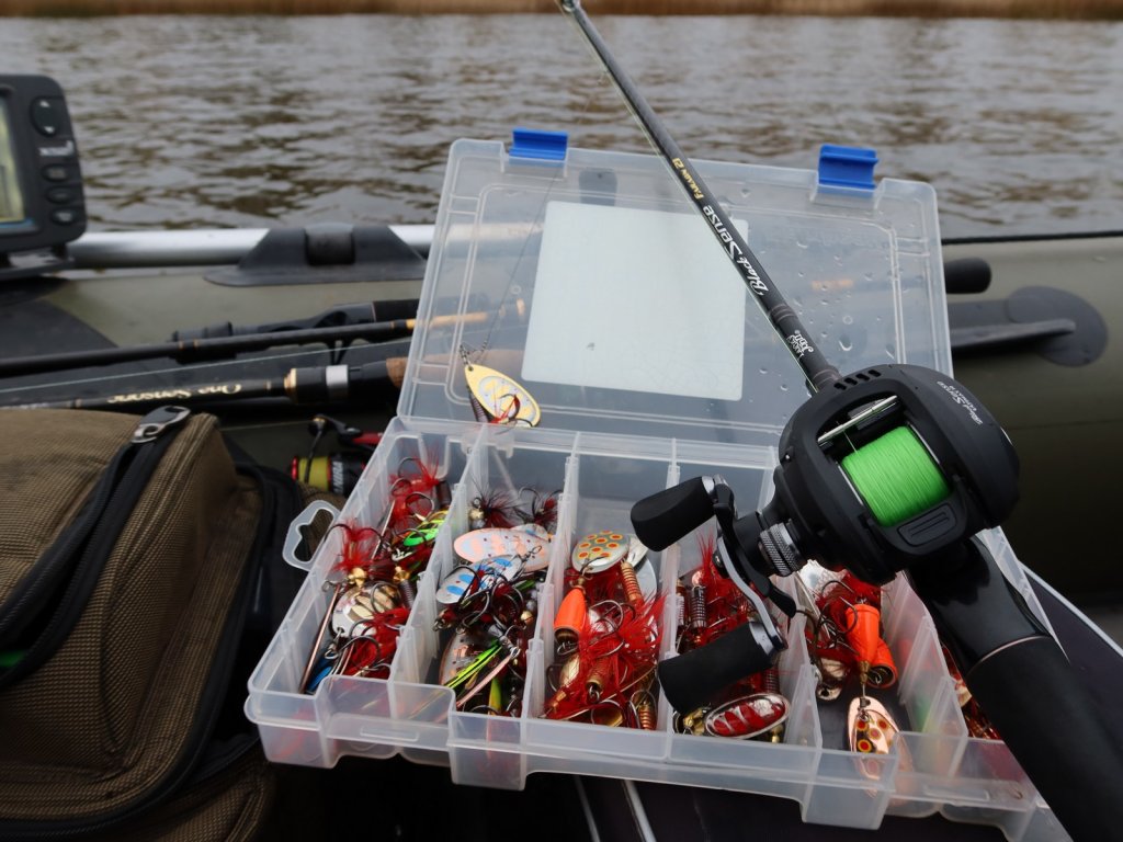 Спиннинг Lucky John Black Sense Faraon Cast 21 и коробка с вертушками