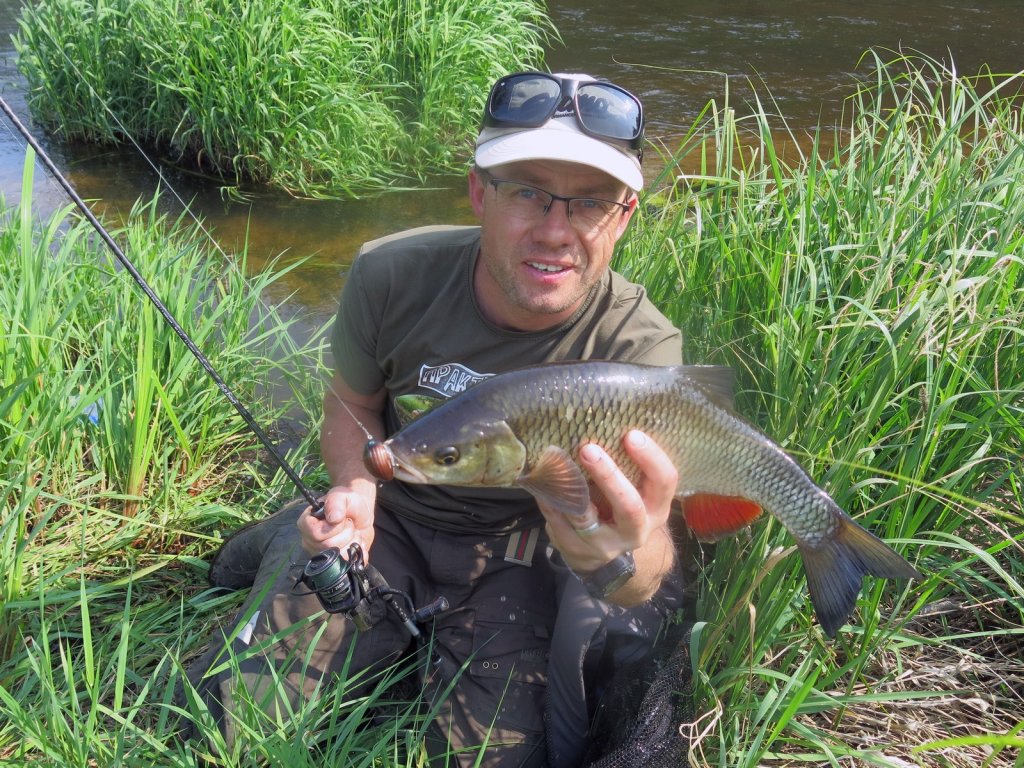 Валерий Сикиржицкий с голавлём на берегу реки