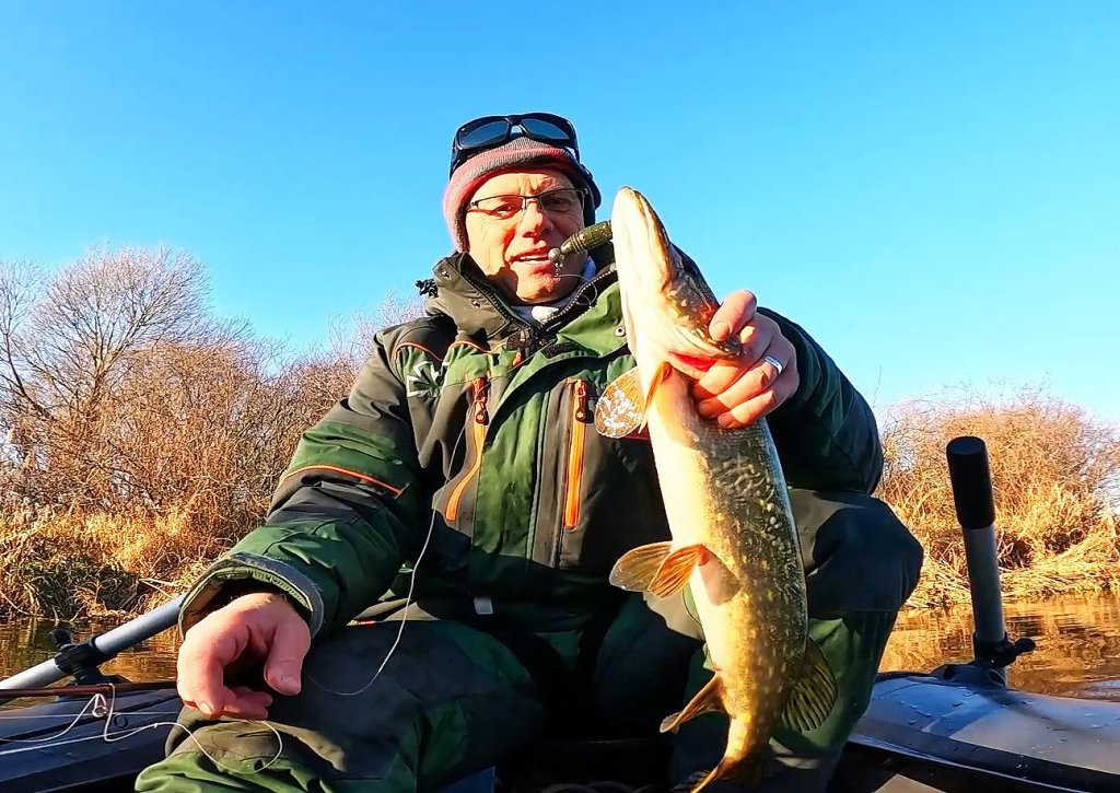 Валерий Сикиржицкий со щукой в солнечный день