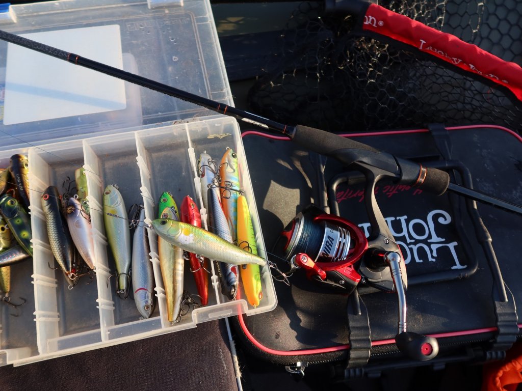 Спиннинг и поверхностные приманки в коробке