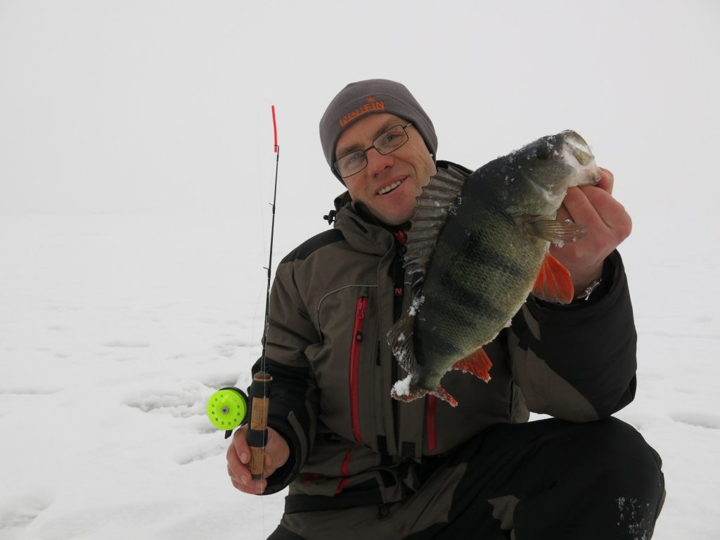 Валерий Сикиржицкий с удочкой и окунем зимой
