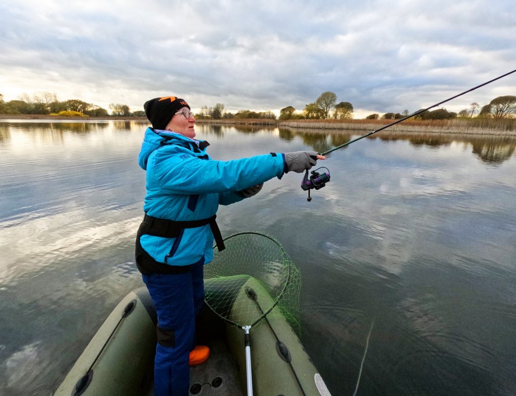 Рыбачка ловит спиннингом