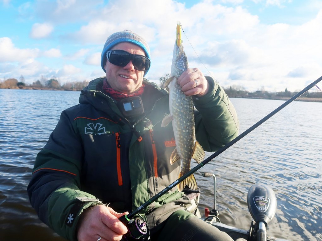 Валерий Сикиржицкий в лодке со щукой и снастью